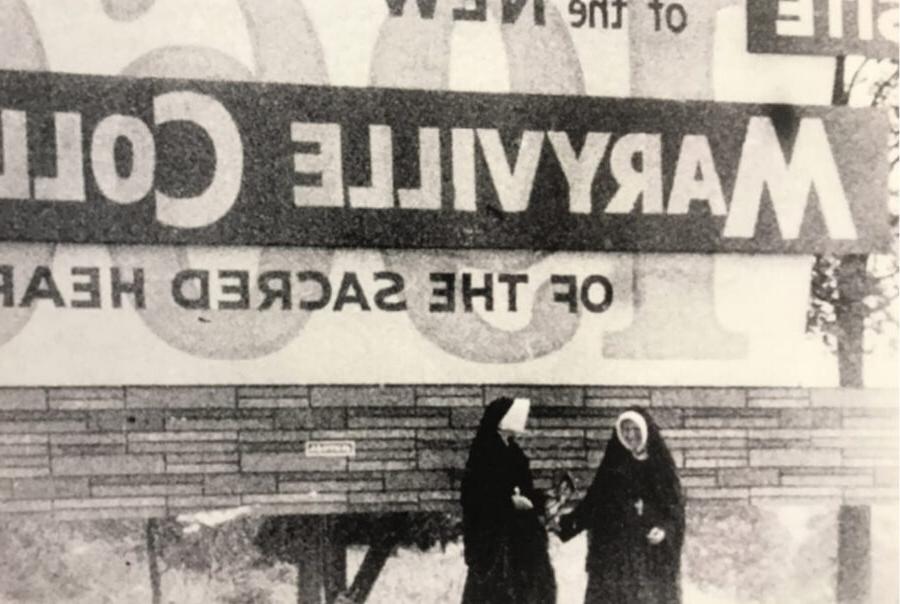 Sisters of the Sacred Heart in front of Maryville College sign